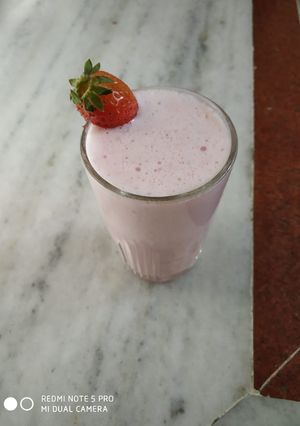 A picture of Strawberry shake.