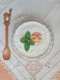 Una foto de Postrecito saludable de coco con hojuelas de quinoa 🥥 🌱 sin azúcares agregados