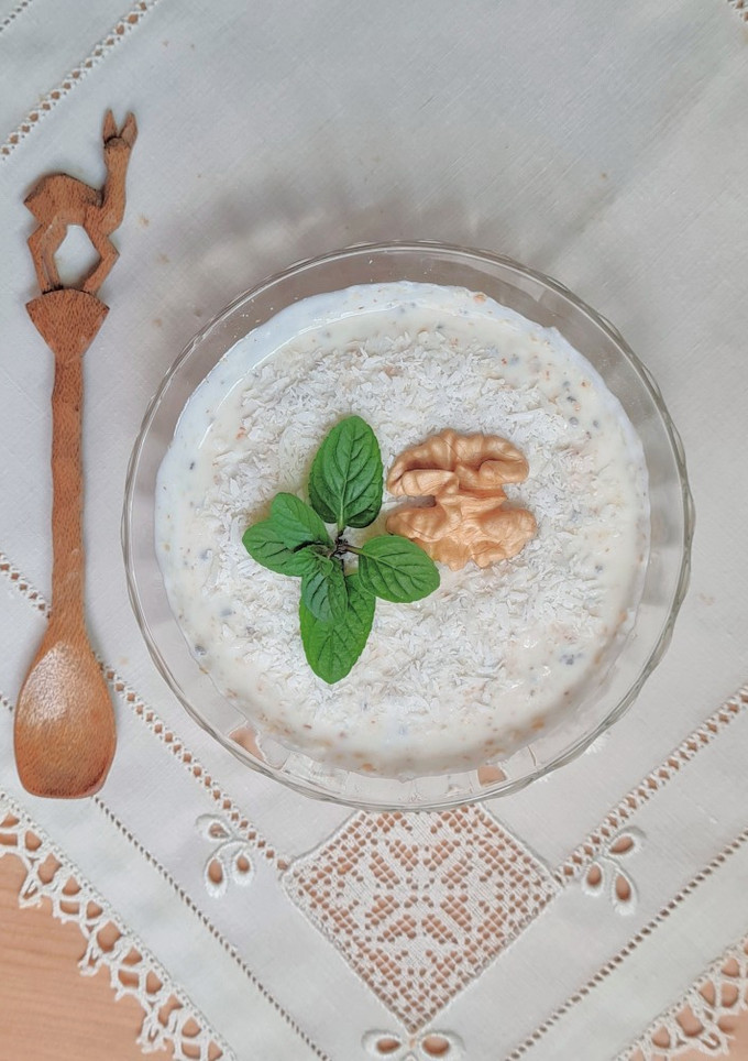 Una foto de Postrecito saludable de coco con hojuelas de quinoa 🥥 🌱 sin azúcares agregados