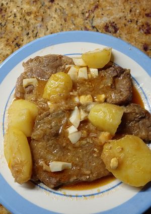 Una foto de Chuletas de cabeza con salsa