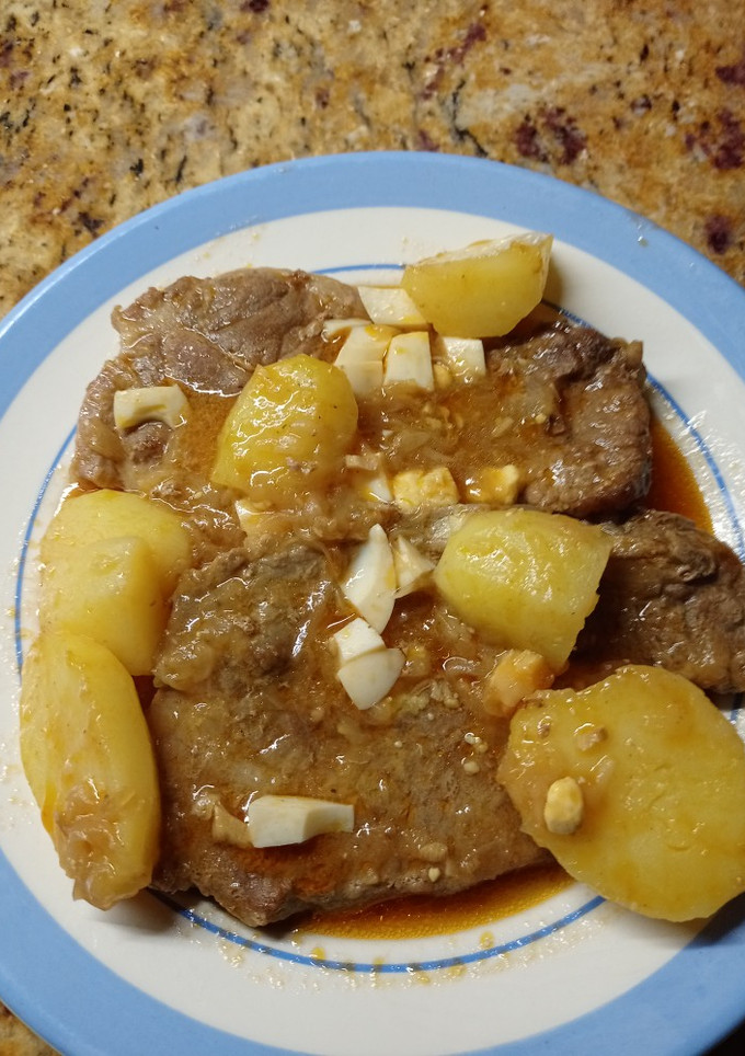 Una foto de Chuletas de cabeza con salsa