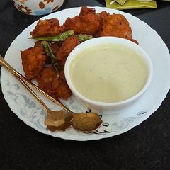 Chilli Garlic Peanut Chutney/ Hari Mirch Aur Badam ki Chutney with Pakoda A picture of Chilli Garlic Peanut Chutney/ Hari Mirch Aur Badam ki Chutney with Pakoda.