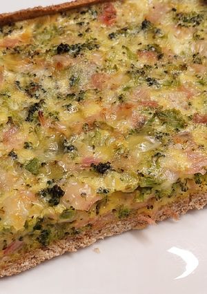Una foto de Tarta integral de brócoli y jamón
