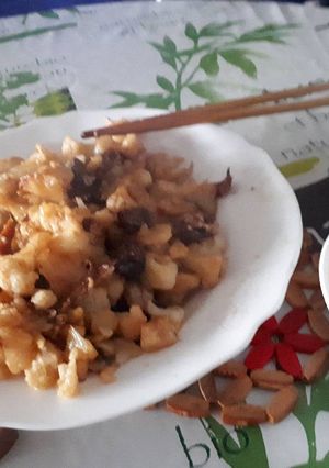 Une photo de Chou fleur sauté à la viande de porc marinée à la sauce de soja