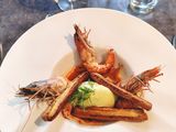 Bavaroise d’avocat, crevettes au fenouil et allumettes croustillantes aux 5 épices