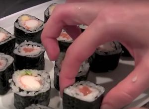 Una foto de Sushi (rollo california) 2 parte preparación