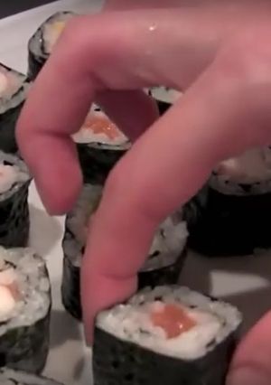 Una foto de Sushi (rollo california) 2 parte preparación