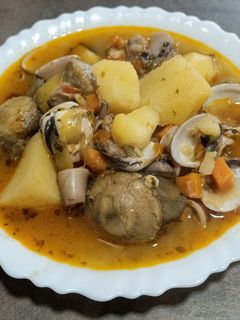 Una foto de Patatas guisadas con chipirones y almejas del Pacífico