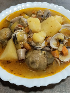 Una foto de Patatas guisadas con chipirones y almejas del Pacífico