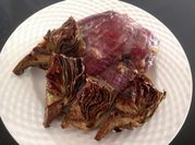Una foto de alcachofas con carne