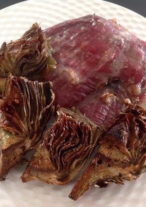 Una foto de Carne con alcauciles al horno