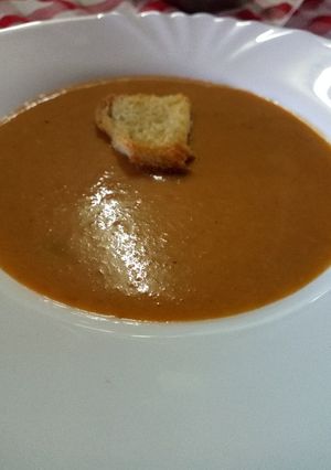 A picture of Tomato soup /Croutons.