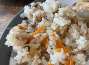 A picture of Japanese dashi seasoned rice in instant pot - Takikomi Gohan 🍚🇯🇵.