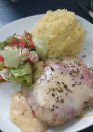Una foto de Pollo a la napolitana 🍗🍅🧀