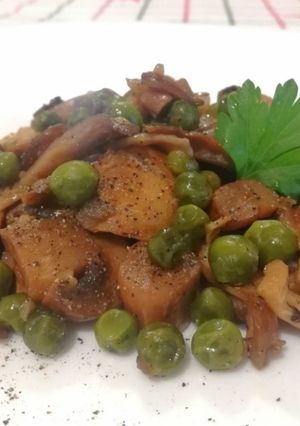 Foto di Funghi Pleurotus con Funghi Champignon e Pisellini Novelli