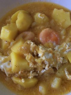 Una foto de Guiso de patatas con huevo poche
