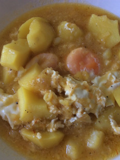 Una foto de Guiso de patatas con huevo poche