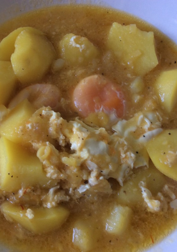 Una foto de Guiso de patatas con huevo poche