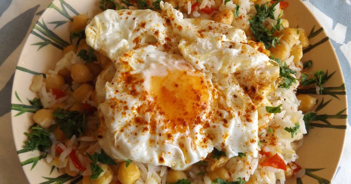 Garbanzos sabrosos con arroz frito y huevos Receta de Cuqui Bastida