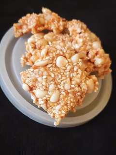 तिल मूंगफली चिक्की (Til mungfali chikki recipe in Hindi) रेसिपी मुख्य फोटो