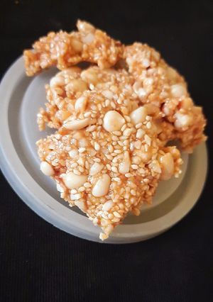 तिल मूंगफली चिक्की (Til mungfali chikki recipe in Hindi) रेसिपी मुख्य फोटो