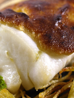 Una foto de Bacalao confitado con ali-oli y patatas paja