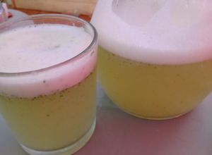 Una foto de Limonada menta jengibre saludable