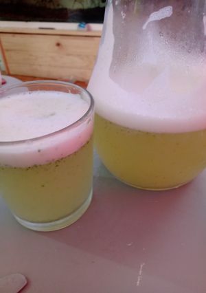 Una foto de Limonada menta jengibre saludable