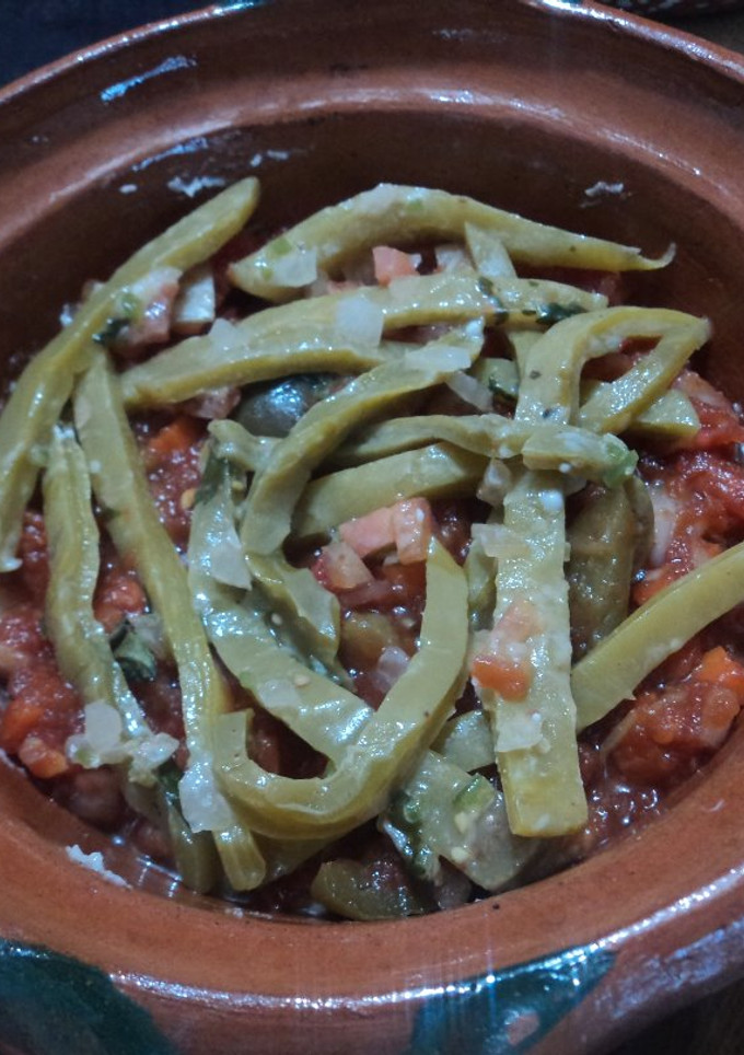 Una foto de Cazuelitas para pastorela de tamal con  nopales y salsa mexicana o pico de gallo el Pirul