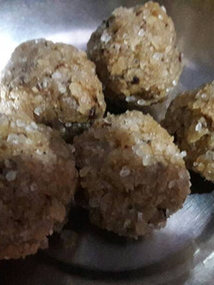 रोटी के लड्डू (Roti ke Laddu recipe in hindi) रेसिपी मुख्य फोटो