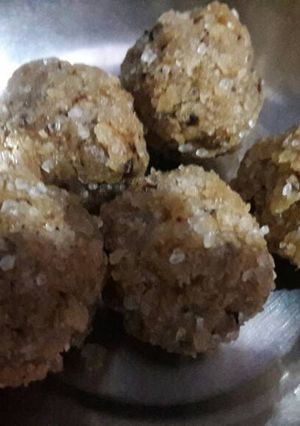रोटी के लड्डू (Roti ke Laddu recipe in hindi) रेसिपी मुख्य फोटो