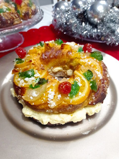 Una foto de Roscón de reyes relleno de crema pastelera con leche condensada