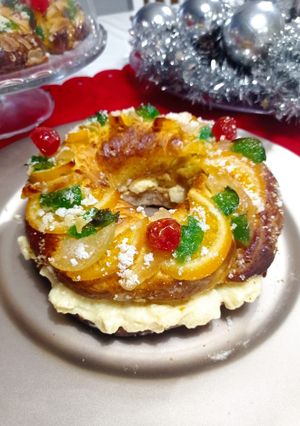 Una foto de Roscón de reyes relleno de crema pastelera con leche condensada