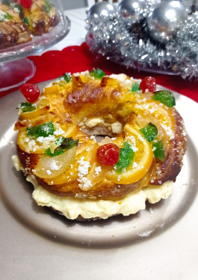 Una foto de Roscón de reyes relleno de crema pastelera con leche condensada