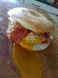 Bagel con tocino, huevo y jitomate asado
