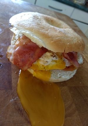 Una foto de Bagel con tocino, huevo y jitomate asado