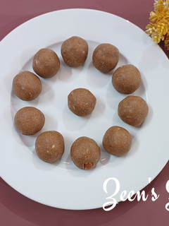 A picture of Poha or Flattened Rice Laddoos.