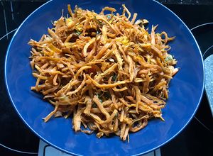 Hình của món Khô gà lá chanh bằng lò nướng.