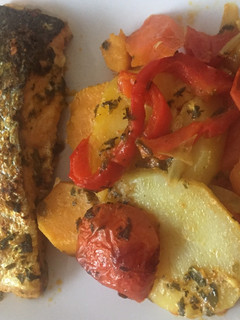 Una foto de Salmón con boniatos, patatas y zanahorias