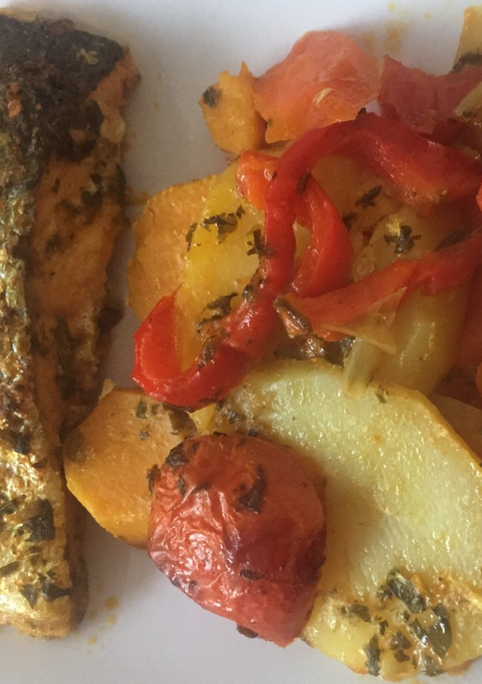 Una foto de Salmón con boniatos, patatas y zanahorias
