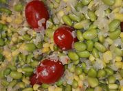 Una foto de edamame frito