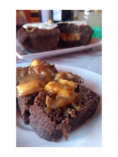Una foto de Budín de chocolate relleno de banana y dulce de leche✨