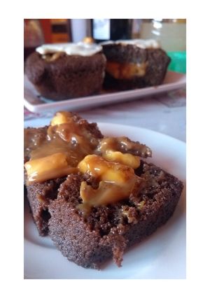 Una foto de Budín de chocolate relleno de banana y dulce de leche✨