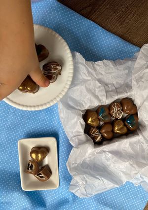 Una foto de Chocolates de corazón rellenos