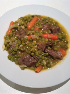Una foto de Carrillada con guisantes