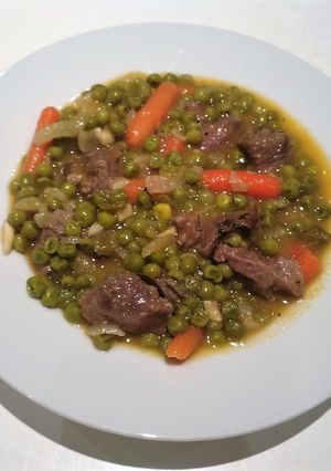 Una foto de Carrillada con guisantes