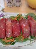 Involtini di bresaola su letto di spinacino fresco