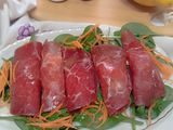 Involtini di bresaola su letto di spinacino fresco