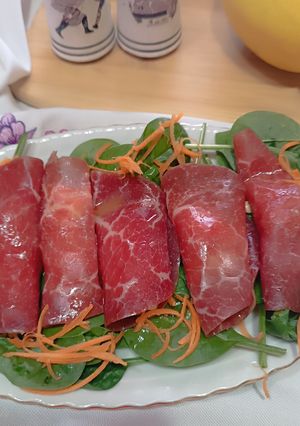 Foto di Involtini di bresaola su letto di spinacino fresco