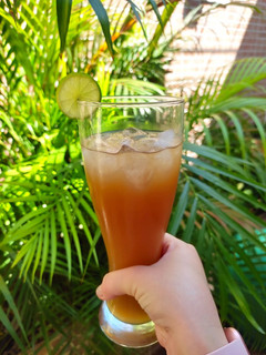 Una foto de Agua de panela con limón 🍋